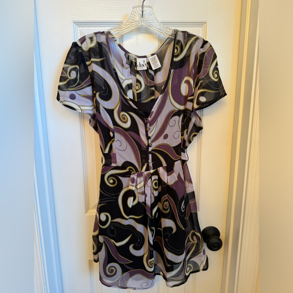 duo Maternity v-neck short sleeve sheer blouse w/ camisole. XL. Swirl print.
